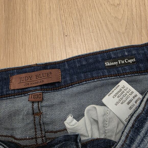 Judy Blue Light Wash Stretchy Cute Casual Skinny Mid Rise Capris Size 30 - Picture 3 of 9